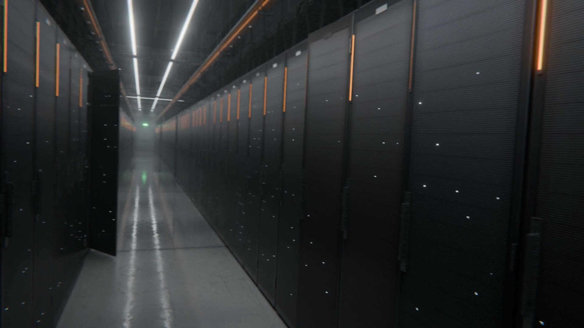 Standbild aus dem Film für firstcolo: ein langer Gang zwischen Server-Racks im Rechenzentrum