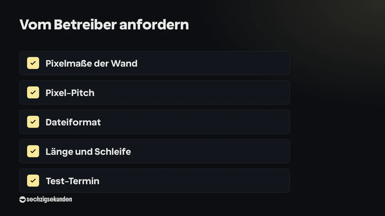 Checkliste „Vom Betreiber anfordern“: Pixelmaße der Wand, Pixel-Pitch, Dateiformat, Länge und Schleife, Test-Termin.