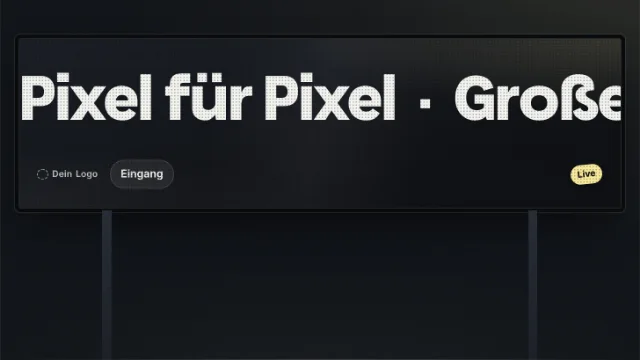 Ultrabreite LED-Wand mit sichtbarem Pixelraster: große Schrift läuft durch, unten wechseln kurze Hinweise.